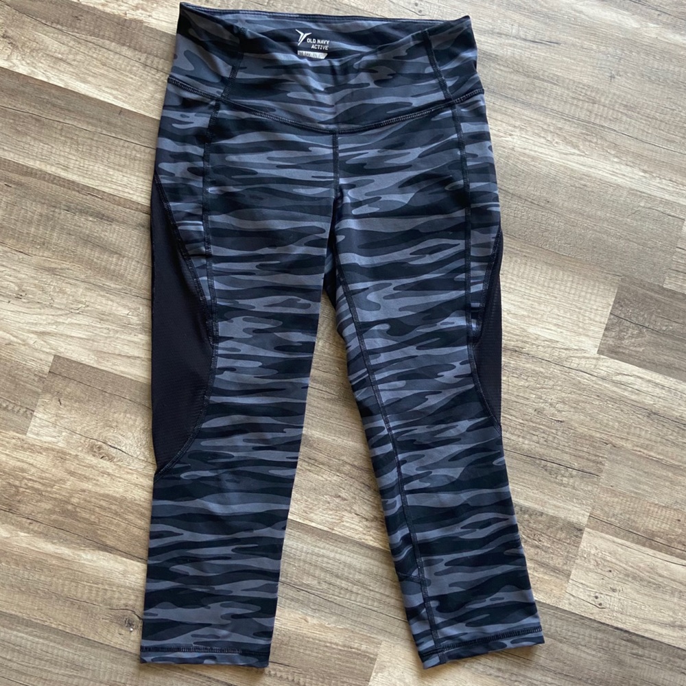 Women’s Size Medium High-waisted Capri Leggings